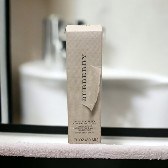 Burberry Cashmere Foundation Fluid In Camel - Picture 3 of 5